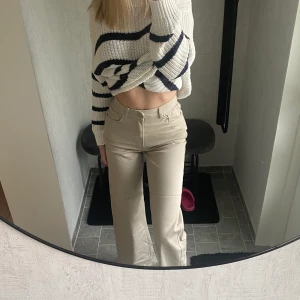 Beige jeans - Säljer dessa beiga jeans från HM. Så sköna och elastiska! Storlek 36 och passar mig som är 1,73 i längden. Har använts max 2 gånger. Hör av dig vid intresse💖