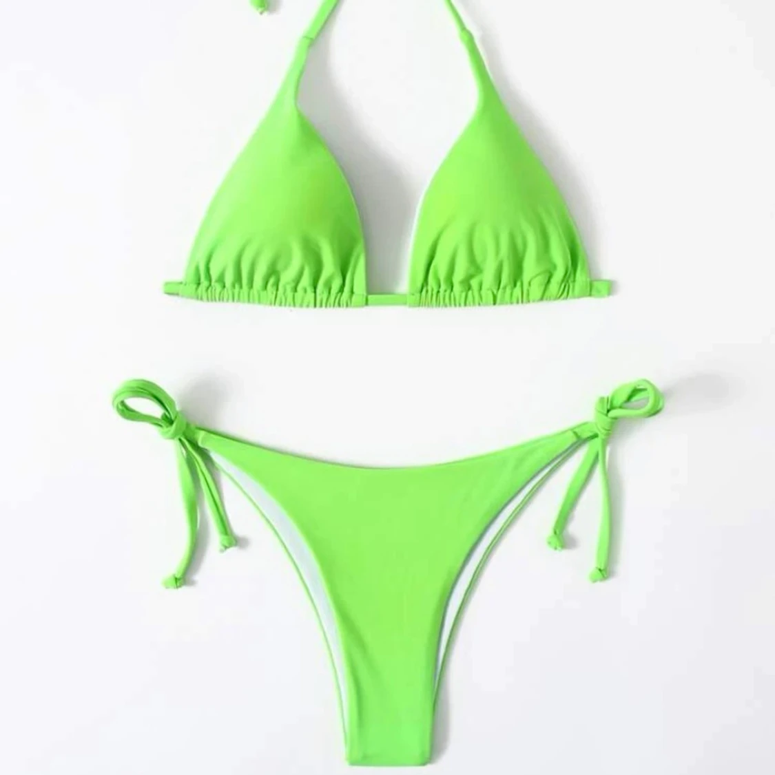 Oanvänd neongrön bikini