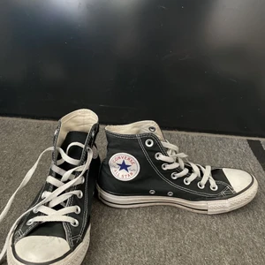 Säljer mina converse! - Bra skick! Säljer då dem inte riktigt kommit till användning. Säljer för 400kr inkl frakt, köpa direkt 400kr + frakt. Kontakta mig för mer info!❤️❤️