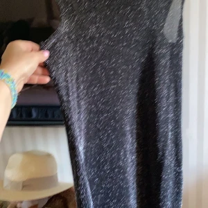 Only  Nelly  - Grå glänsande klänning är passar  för fester