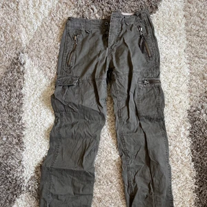 cargo pants - grågröna cargopants, köpt secondhand men aldrig använd 