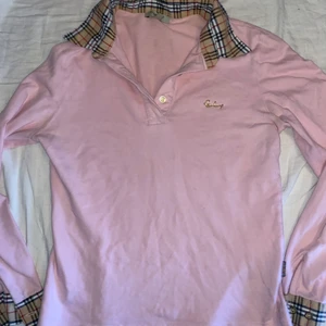 Burberry skjorta  - Rosa Burberry London skjorta i fint skick. Köpt på depop. 