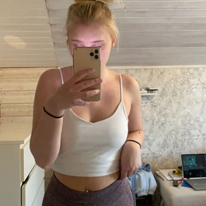 Lila gymshorts - Lila gymshorts är storlek m men sitter som s