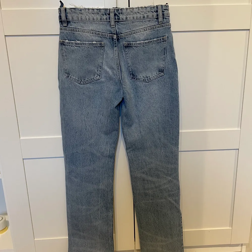Blåa mid Rise jeans från zara, använda fåtal gånger, som i nyskick. Storlek 34 o passar mig som är 158. Köparen står för frakten, 250kr + frakten . Jeans & Byxor.