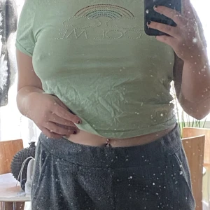 söt tröja  - En tröja som aldrig kommit till användning. Den är mintgrön och har en regnbåge där det står ”fool me” under. Den är från junkyard. Köparen betalar för frakten☺️