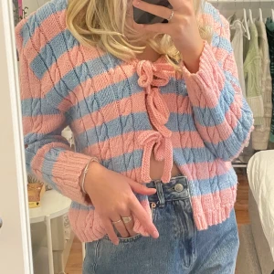 Kofta stolek S - En fin sommarkofta med snörning 🍓🌅 Passar perfekt en sommarkväll ☀️