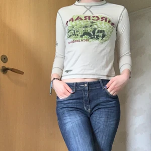 Baby-tee - Säljer denna beiga fina baby tee, kort i armarna och passar perfekt på en xs.