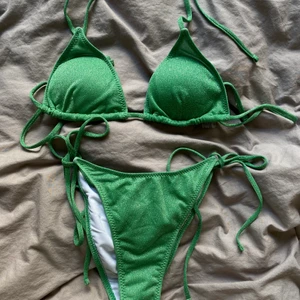 Glittrig bikini - Säljer denna superfina glittriga bikini från shein. Färgen är verkligen jättefin och somrig!❤️ Den är i storlek M men skulle säga att överdelen är ganska liten, så passar någon med mindre byst. Säljer den då den var för liten i överdelen! Har endast testat överdelen så underdelen är helt oanvänd❤️ 