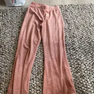 Fina rosa byxor typ helt oanvända säljer för att dom har blivit för korta 