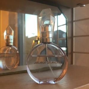 Ariana grande Perfym  - En ariana grande perfym som luktar jätte gott och är perfekt för sommaren. :D köparen står för frakt. ⭐️ original pris : 695 ⭐️