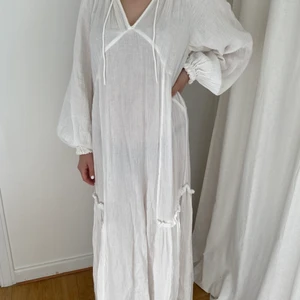 Långklänning  - Fin långklänning något genomskinlig! Rekommendation att h ljusa underkläder 