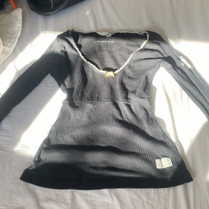 Odd Molly Topp - söt svart topp från odd molly, köpte på plick för ett tag sen men inte använt så mycket:( superfin tröja men den ligger bara i garderoben så väljer att sälja till nån som får mer användning av den! om du har frågor är det bara att skriva ❣️(kommer såklart tvättas innan den skickas)