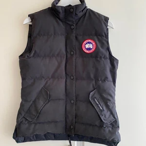 Canada Goose väst - Köpt för 8000kr och säljer för 1300kr, inga skador eller fel på den. Väldigt bra nu inför hösten. funkar för S också