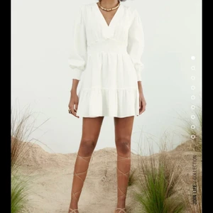 Zara klänning - Säljer min super fina klänning från zara som är köpt för ungefär en månad sen, köpte den för 399kr 💗