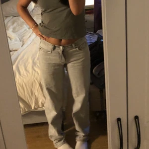 Gråa lågmidjade jeans - Säljer ett par jätte fina gråa lågmidjade jeans från gina tricot som är i bra skick och som inte används längre, nypris är 500kr💕 (tryck inte på köp nu), jag kan posta tidigast 14e augsti eftersom jag inte är hemma just nu💕💕