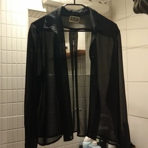 Svart blus - Fin meshblus i storlek xs-s säljes då den aldrig kommer till användning. 