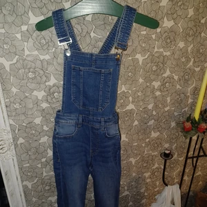 Hängselbyxor  - Sjukt snygga hängselbyxor som inte kommer till användning från divided H&M. 80kr plus frakt. 