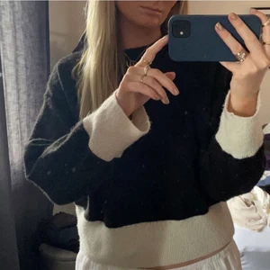 Stickad tröja - Svart stickad tröja med vita detaljer. Små nopprig men inget som syns på längre håll💕