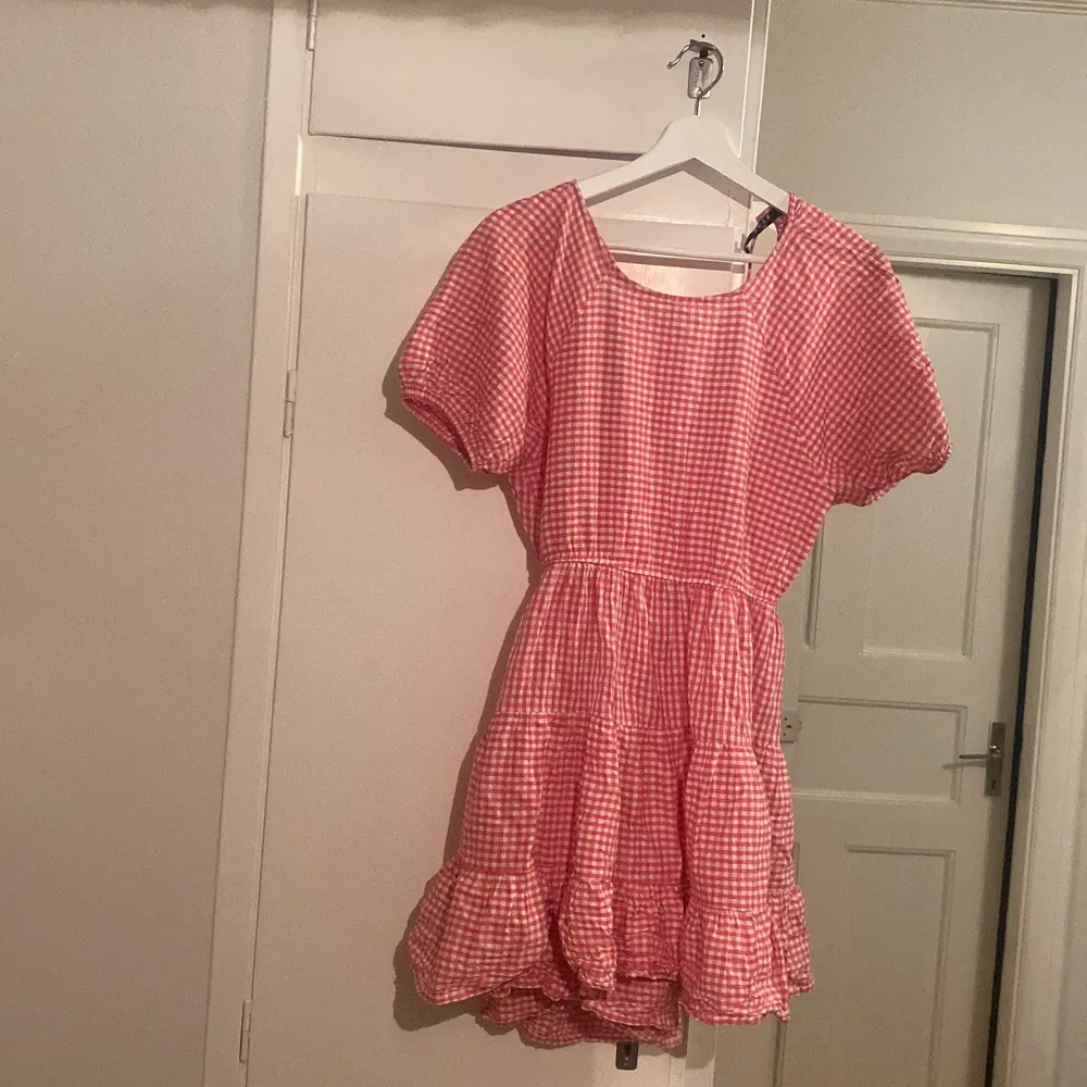 Så söt rosa kländnivg som jag köpte förra året på na-kd, den har bara alldrig kommit till andvändning💞. Klänningar.