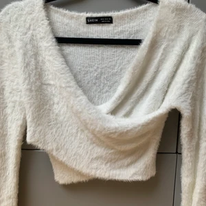 Stickad tröja - Jättemjuk stickad, croppad, vit tröja från Shein! Korsar där fram. KÖP INTE DIREKT!