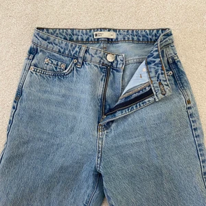 Jeans  - Ett par blåa jeans från Gina tricot i storlek 34. Köpta för ett tag sen och använts en del men fortfarende i bra skick. Säljer då jsg har många blåa jeans. Köpta för 399kr och jag säljer för 100kr + frakt 