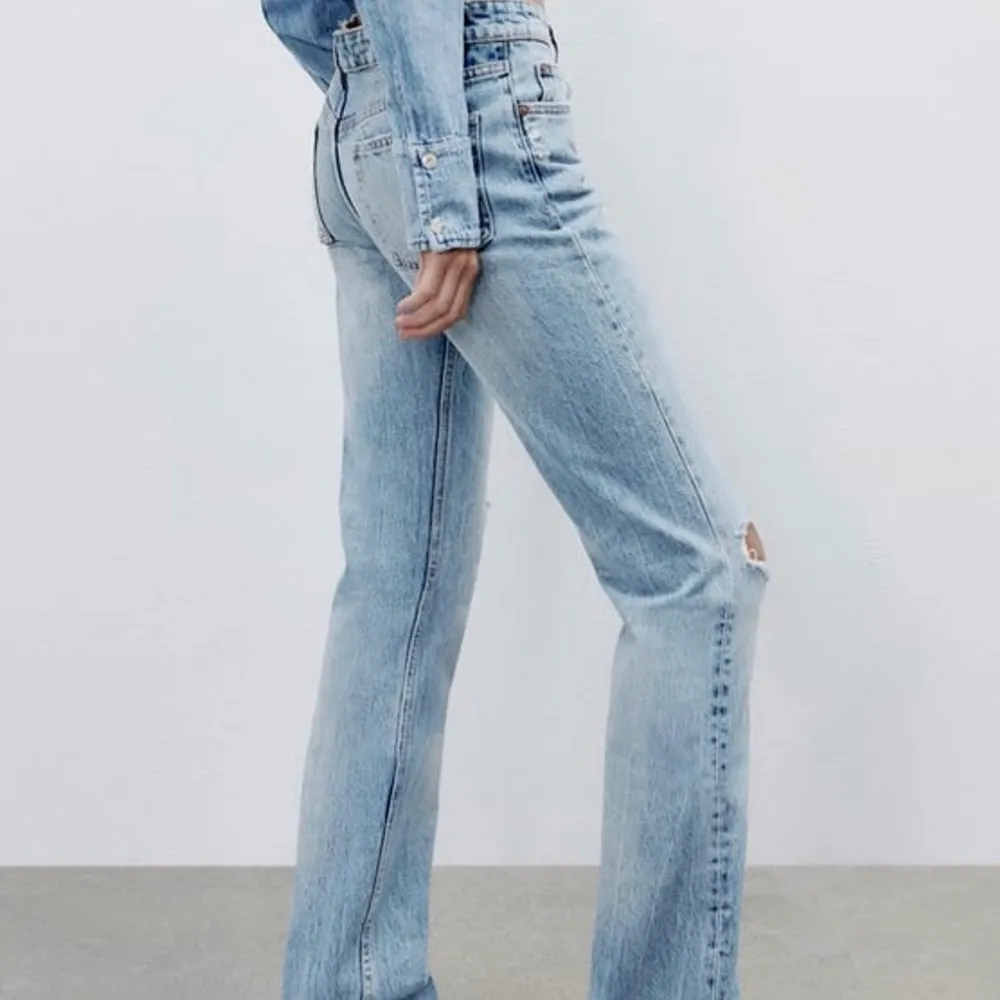 Mid-waist jeans från Zara i straight modell. Aldrig använda och har prislapp kvar, skriv privat för fler bilder. Använd inte köp nu funktionen <3. Jeans & Byxor.