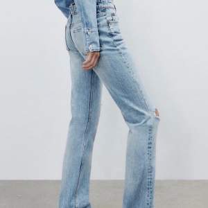 Mid-waist jeans från Zara i straight modell. Aldrig använda och har prislapp kvar, skriv privat för fler bilder. Använd inte köp nu funktionen <3