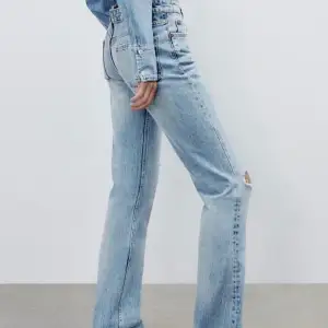 Mid-waist jeans från Zara i straight modell. Aldrig använda och har prislapp kvar, skriv privat för fler bilder. Använd inte köp nu funktionen <3