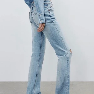 Zara jeans - Mid-waist jeans från Zara i straight modell. Aldrig använda och har prislapp kvar, skriv privat för fler bilder. Använd inte köp nu funktionen <3