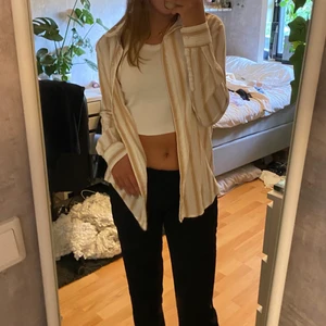 Oversized beige/vit randig skjorta  - Skjorta från BikBok, knappt använd. Nypris 300 kr, köpare står för frakt☺️