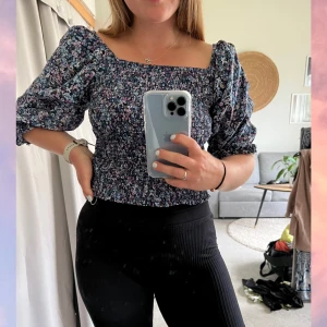 Sommarskjorta - Småblommig sommarskjorta. Stretchigt material och puffärm. Använd ett fåtal gånger. Strl: M, men funkar S-L.