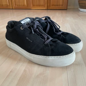 Axel Arigato Loop platform suede - säljer mina Axel Arigato loop platform suede i storlek 43 i riktigt fint skick så jag är i behov av pengar. Köpebevis finns tillgängligt samt orginalembalage.