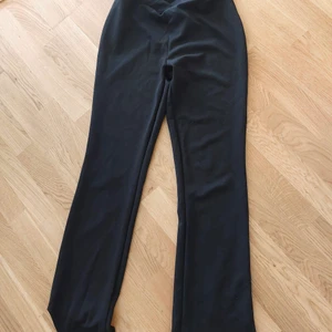 Kostymbyxor - Kostymbyxor i stretchigt material, super fina på samt framhäver midjan väldigt fint 🥰