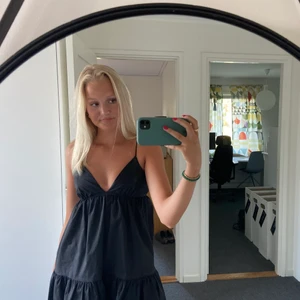 Svart poplinklänning från zara - Jättegullig svart klänning i poplin från zara. Storlek S😊 Bud på 270kr❤️