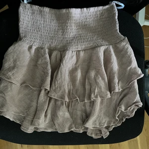 Beige Kjol - En supergullig brun/beige kjol ifrån shein. Kommer inte till användning och är aldrig använd. Så är i nytt skick. Fler bilder kan ges vid behov. (Bilden är lite missvisande i färgen.) Köparen står för frakten🤍