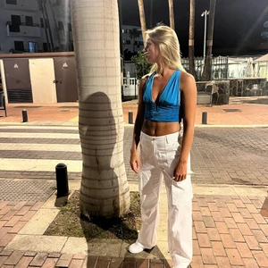 Cargopants - Vita urcoola cargopants med långpassform (är 173 cm)!! Köpta från Bershka