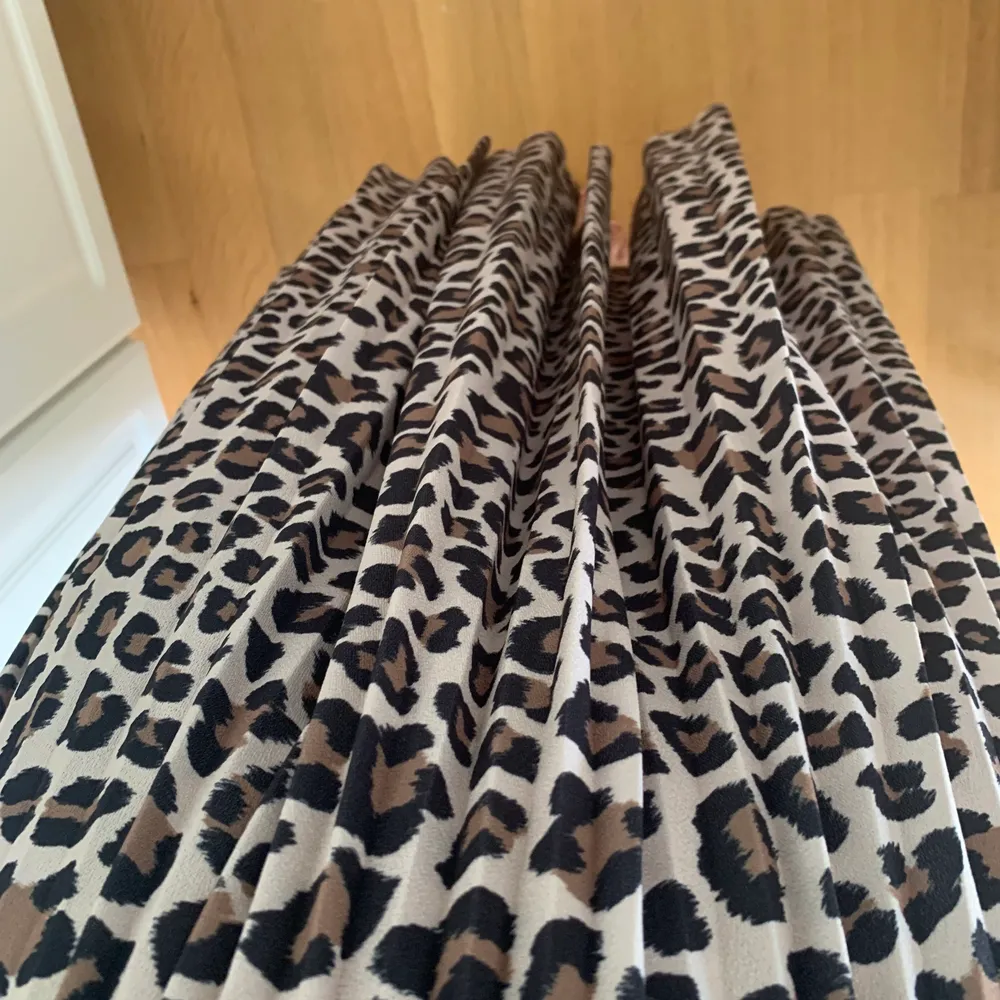 En längre kjol från hm i leopard mönster. Kjolen är i storlek 32 men är stor i storleken så den fungerar för mig som i vanliga fall är en 34/36. Den är använd vid få tillfällen och är därför i ett väldigt bra skick utan några anmärkningar.. Kjolar.