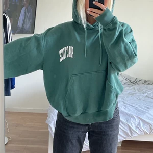 Grön hoodie  - Hoodie från weekday, sparsamt använd och i fint skick🤍köparen står för frakten på 79kr🤍