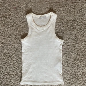 Vitt linne - Gulligt vitt linne i stretchigt material. Köpt på Vila men märket är pigalle 