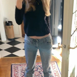 Low waist jeans🫶🏼 - Säljer dessa knappt använda Brandy Melville low waist jeans. Jag säljer dom för att dom är lite långa för mig som är 163 💗💋 ordinarie pris 500kr