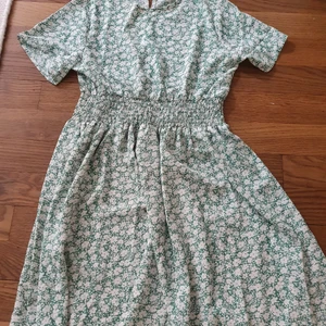 Superfin sommarklänning  - Så fin klänning som endast är testad då jag inte tycker den klär mig. Storlek 38. 