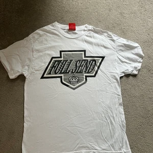 FULL SEND TEE NELK BOYS - T-shirt i storlek L från Full Send (Nelk Merch). Trycket har lite cracks vilket syns på bild 2. Limited och kommer aldrig släppas igen. Tar bud.