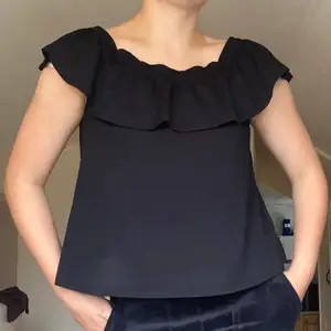 Svart off shoulder tröja från Gina Tricot i storlek L men passar mig som har storlek S-M. Kontakta mig vid köp💕