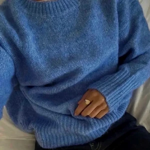 Stickad tröja - Superfin blå stickad tröja från vero Moda, snarlik den på bilden. Skriv privat för egna bilder. Är öppen för byten 💙 Bud är bindande 