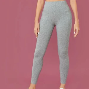Leggings  - Gråa helt oanvända leggings köpta från Shein för 89kr. 