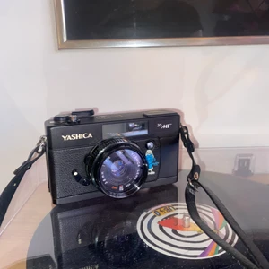 Analog kamera yashica 35 mf - Fungerande kamera som jag fotat med tidigare. Säljer då jag har flera. Enda är att jag inte fått blixten att fungera, skulle kunna bero på att batteriluckan behöver rengöras, i överigt inget att anmärka på. Sista bilden har Ish fotat med denna kameran 