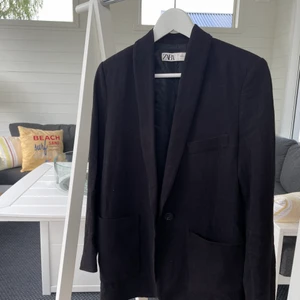 Svart blazer  - Svart blazer från zara i storlek XS, jättenajs material och lite längre i modellen💘 skriv om du har några frågor eller vill diskutera priset! 