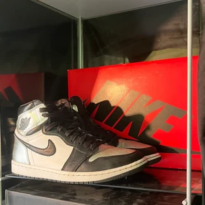 Jordan 1 high silver toe  - Jordan 1 high silver toe i storlek 41. 🌻 Fantastisk metall färg med mindre repor men inget märkvärdigt 🌻 ❗️Box finns❗️🥂 Skickar gärna fler bilder och svarar på frågor i DM 🥂 ⚡️Kan mötas upp i Stockholm eller frakta ⚡️ 🔥Priset kan diskuteras vid snabb affär🔥