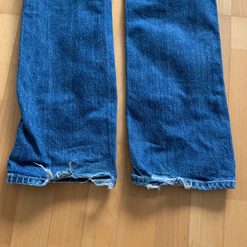 Snygga bootcut jeans från Zara! Använda men i bra skick❤️. Jeans & Byxor.