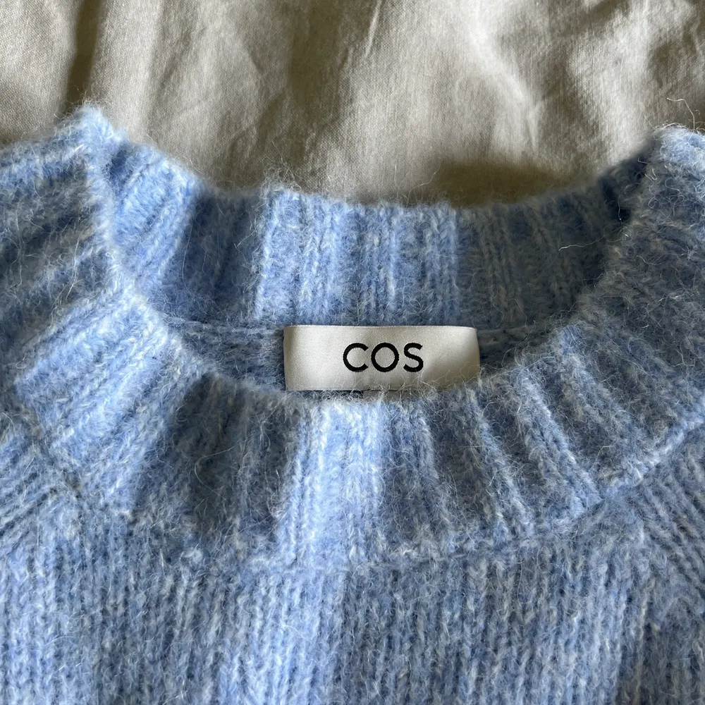 Säljer min jättefina stickade tröja från COS. . Tröjor & Koftor.